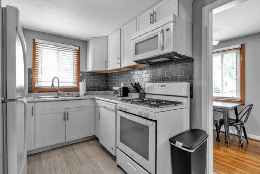 Gorgeous 2 Queen Bedroom Lower Apartment In North Buffalo With Free Driveway Parking Esterno foto